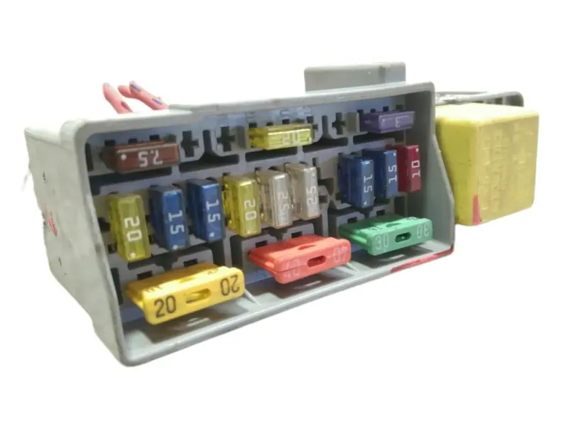 CAJA RELES / FUSIBLES 8200051112 Popular